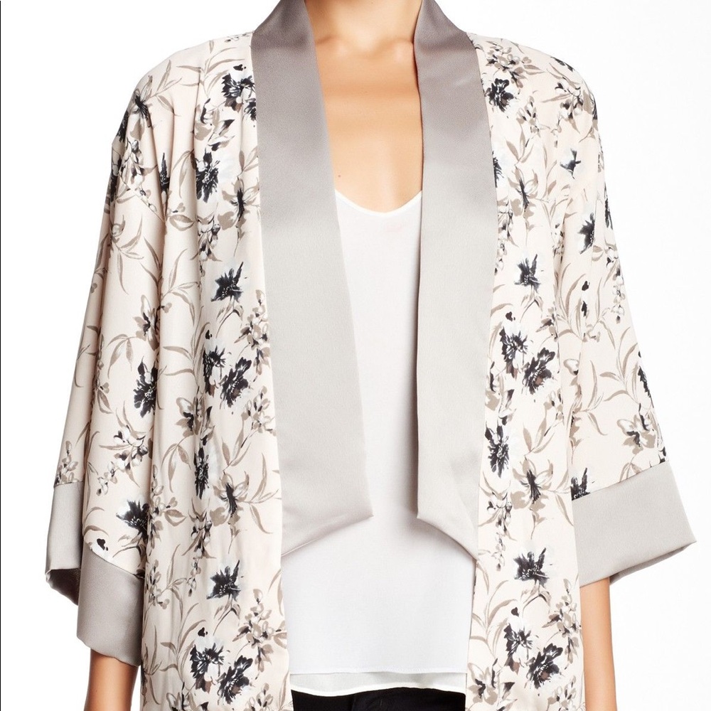 Asymmetrical kimono floral print